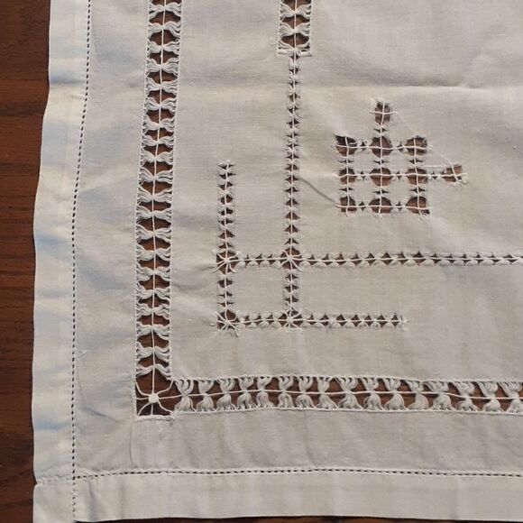 Vintage 32" sq. white tablecloth with beautiful gathered thread design. - Picture 4 of 6